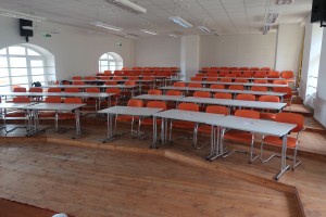 přednáškový sál v Terezíně a Vysoké škole aplikované psychologii