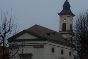kostel na náměstí, který se začal stavět v roce 1805
