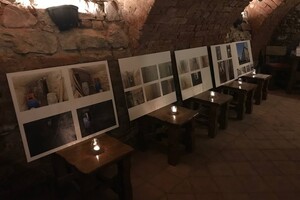 Vernisáž fotografií ze sklepa SS