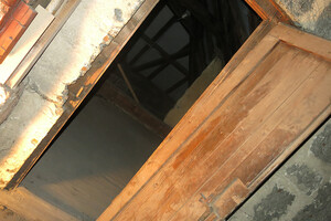 dveře na půdě, kde se našli nástěnné malby