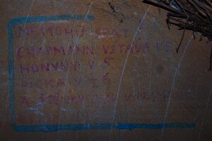 nápisi za zdi na půdě