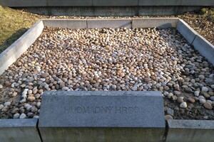 hromadný hrob