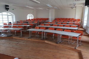 přednáškový sál v Terezíně a Vysoké škole aplikované psychologii