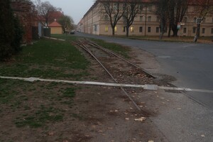 tudy vedla vlečka přímo do ghetta. Vpravo Hamburská kasárna, kde byli soustředěni Židé v Holandska. 