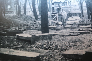 devastování hřbitova