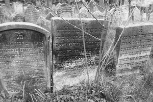 Vzácná a ryzí žena hodná chval Rachel Idl, manžela ha-torani, učitele a rebbe Hirše Gungelfingera, kéž jeho světlo svítí .. Bývala ozdobou chotě svého a okrasou dítek. Čistá jiskra jejího žití se povznesla výše o šabatu 13. adar a její tělesná schránka se