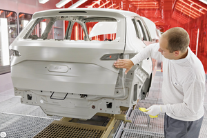 Karoserie po KTL absolvuje první kontrolu lidským okem Drobné nedostatky pracovníci odstraňují ručně pomocí nářadí